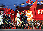 军事在“明斯克—英雄之城”纪念碑前举行的胜利80周年阅兵式