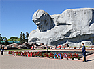 Митинг и возложение цветов к Вечному огню в Брестской крепости