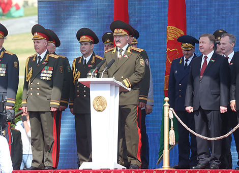 Аляксандр Лукашэнка на парадзе ў гонар Дня Незалежнасці Беларусі

