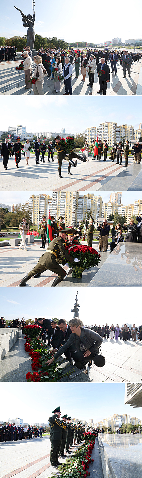 Торжественная церемония возложения цветов у стелы 