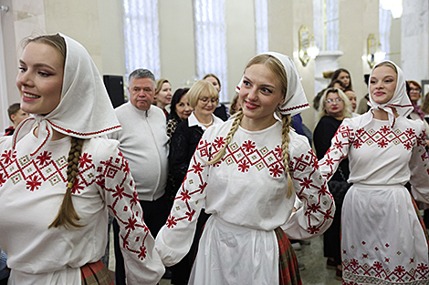 Зорнае дэфіле ў нацыянальных касцюмах у Вялікім тэатры