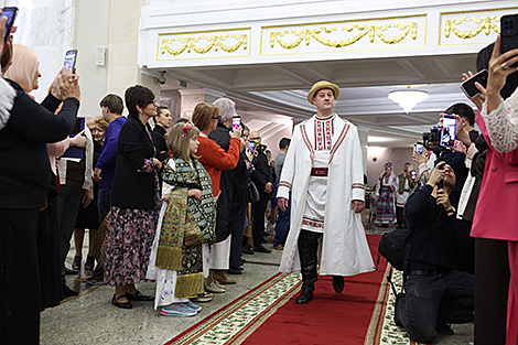 Зорнае дэфіле ў нацыянальных касцюмах у Вялікім тэатры