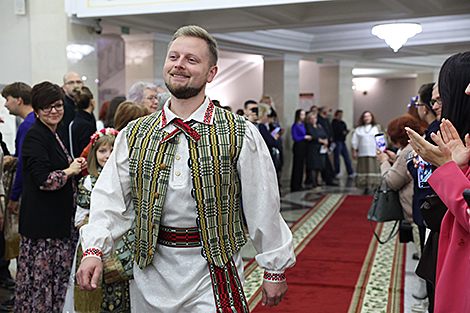 Зорнае дэфіле ў нацыянальных касцюмах у Вялікім тэатры
