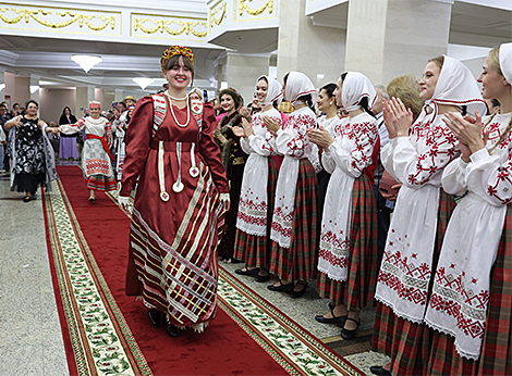 Зорнае дэфіле ў нацыянальных касцюмах у Вялікім тэатры