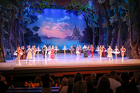 Swan Lake at Bolshoi Theater of Belarus 