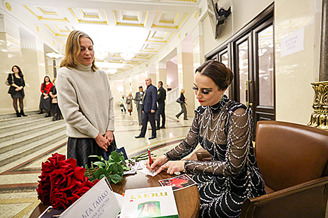 An autograph session with People's Artist of Belarus Olga Gaiko after the performance