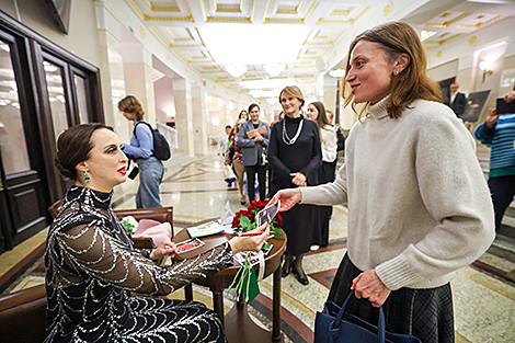 An autograph session with People's Artist of Belarus Olga Gaiko after the performance