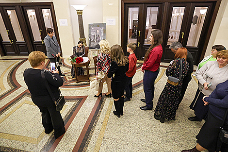 An autograph session with People's Artist of Belarus Olga Gaiko after the performance