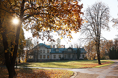 Лошицкая усадьба в осенних красках