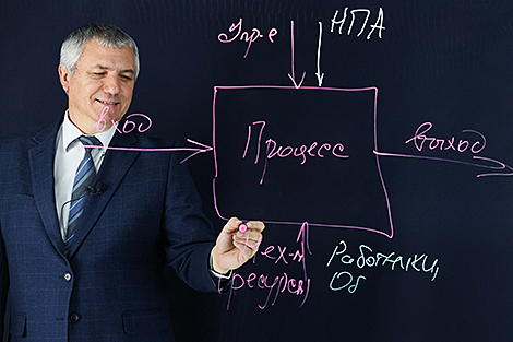 Преподаватель БГУИР во время занятия с использованием лайтборда