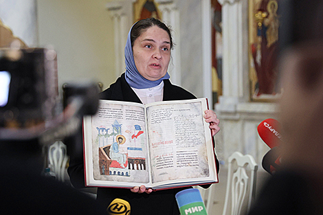 Экскурсовод монастыря Анна Киселева и Лавришеское евангелие