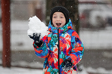 十一月雪景中的孩子们