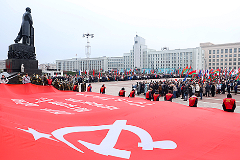 明斯克举行纪念十月革命108周年的仪式集会