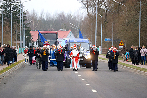 Шествие оркестра Дедов Морозов в Беловежской пуще 