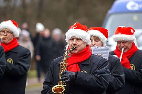 Шествие оркестра Дедов Морозов в Беловежской пуще