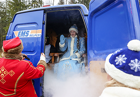 Возвращение Снегурочки в поместье белорусского Деда Мороза в Беловежской пуще 