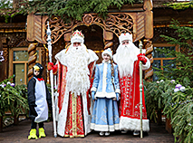 Возвращение Снегурочки, гость из Великого Устюга и чудеса древней Беловежской пущи: зимний сезон открылся в поместье главного Деда Мороза Беларуси