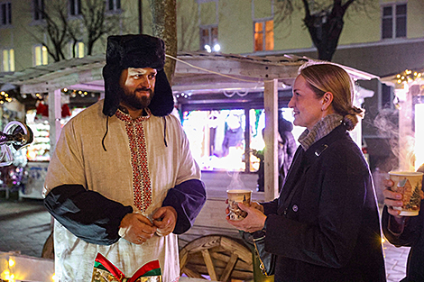 Предновогодние ярмарки в Бресте: чаепитие у гигантского самовара