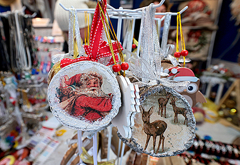 Ремесленные изделия на рождественской ярмарке 