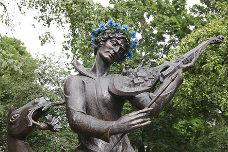 Chagall’s Violin sculpture in the yard of the house-museum