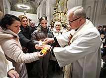 Символ мира, любви и единения верующих – в Беларусь прибыл рождественский Вифлеемский огонь