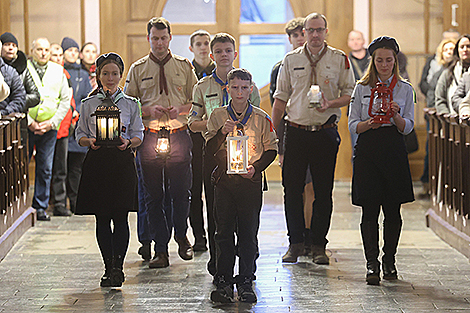 Скауты доставили Вифлеемский огонь в гродненский Кафедральный костел Святого Франциска Ксаверия