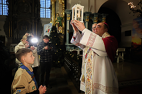 Вифлеемский огонь прибыл в Кафедральный костел Святого Франциска Ксаверия в Гродно
