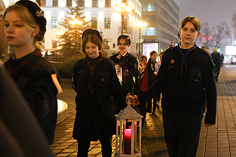 Скауты доставили Вифлеемский огонь в столичный Архикафедральный костел имени Пресвятой Девы Марии