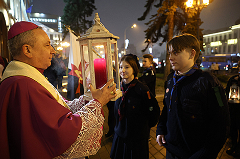 Скауты доставили Вифлеемский огонь в столичный Архикафедральный костел имени Пресвятой Девы Марии