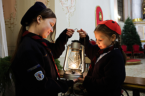Вифлеемский огонь прибыл в столичный Архикафедральный костел имени Пресвятой Девы Марии