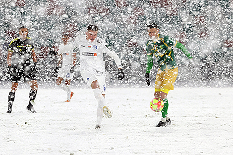 Снегопад прервал футбольный матч минского 