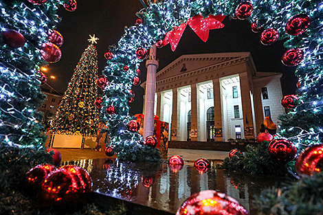 Новогодняя иллюминация на столичной площади Якуба Коласа
