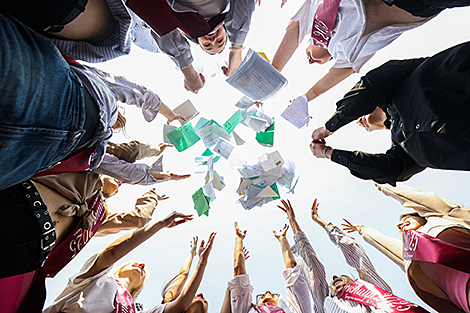 Учительница Ольга Черник с учащимися 11 