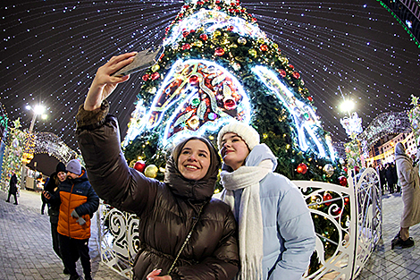 Новый год-2026 встретили в Беларуси: очарование снежно-морозной ночи и ярких праздничных огней, зажигательные уличные шоу и веселые народные гулянья