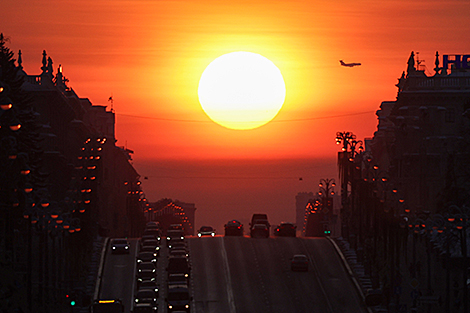 Закат на проспекте Независимости в Минске 