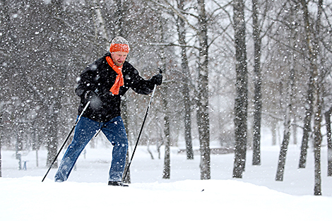 Лыжник в столичном парке 