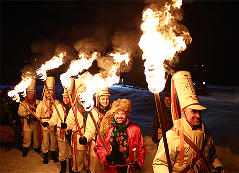 Коляды-2026 в Беларуси: уникальные старинные обряды сохраняют в глубинке и колоритные представления проводят на улицах городов