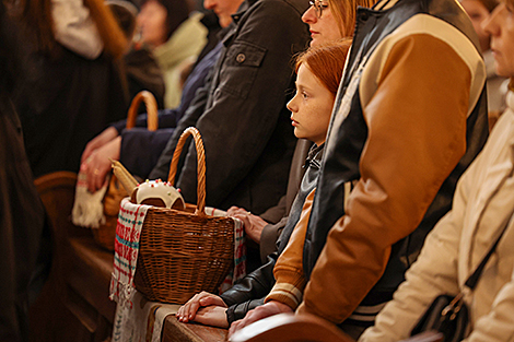 Catholics bless Easter food on Holy Saturday