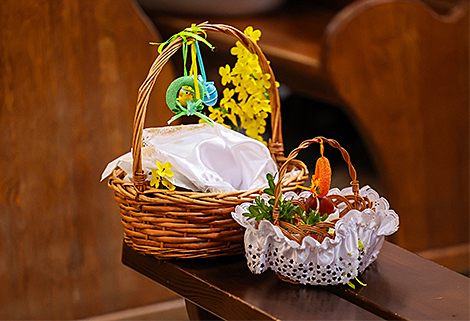 Catholics bless Easter food on Holy Saturday