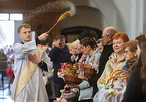 Catholics bless Easter food on Holy Saturday