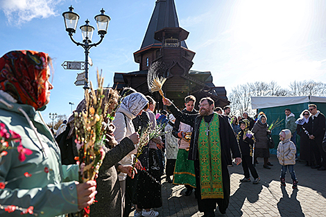 Усяночныя трыванні ў храмах па ўсёй краіне, асвячэнне галінак вярбы і ўслаўленне ўрачыстасці жыцця: як праваслаўныя Беларусі сустрэлі Вербную нядзелю