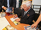 Першы беларускі касманаўт Пётр Клімук падчас аўтограф-сесіі