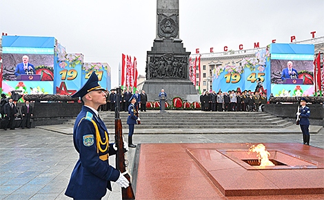 9 Мая ў горадзе-героі Мінску: народнае ўскладанне кветак да манумента Перамогі ў сэрцы сталіцы, праніклівыя словы Прэзідэнта, мінута маўчання на славу бессмяротнага подзвігу