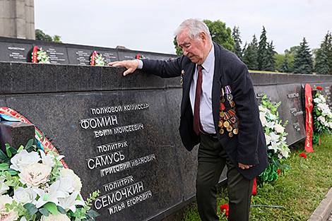 Сын защитника Брестской крепости Владимир Семочкин у мемориальных плит цитадели 