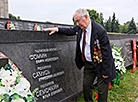 Сын защитника Брестской крепости Владимир Семочкин у мемориальных плит цитадели 