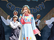 "Свята льну" в столичном Верхнем городе: модные показы, выступления артистов, мастер-классы народных умельцев