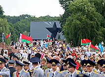 ДЕНЬ НЕЗАВИСИМОСТИ: торжественные шествия, народные возложения по всей Беларуси в честь главного государственного праздника