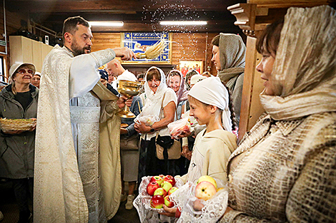 Orthodox Christians celebrate Savior of the Apple Feast Day