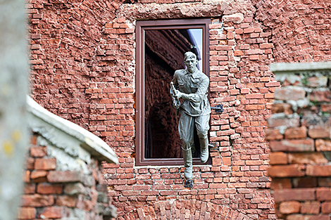 Мемориальному комплексу 