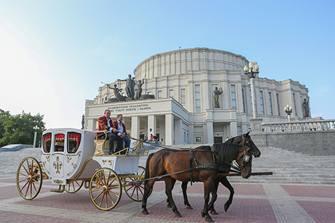 Classics at the Town Hall 2016: Baroque-style carriage in streets of Minsk